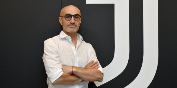 亿万28-【早报】&amp;quot;捍卫&amp;quot;肖像权！姆总拒绝出席国家队合影！